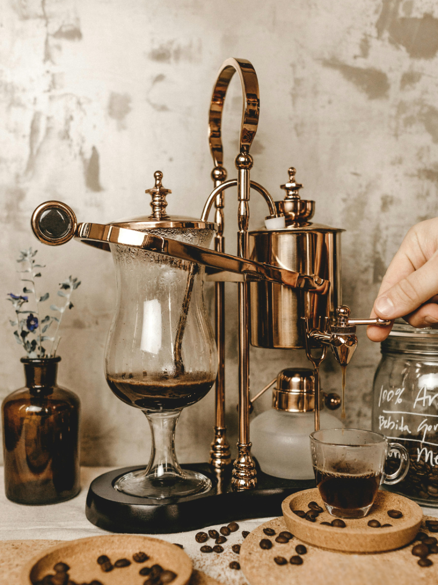 Metodo de extracción Syphon, con tazas de café. Cafe de Especialidad.